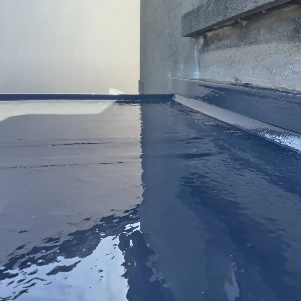 Single-piece fibreglass laminate with no joints